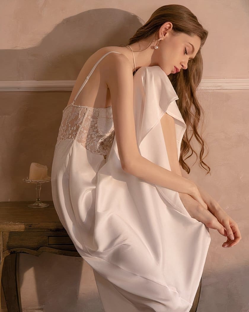 Longue nuisette en satin ivoire à bustier dentelle