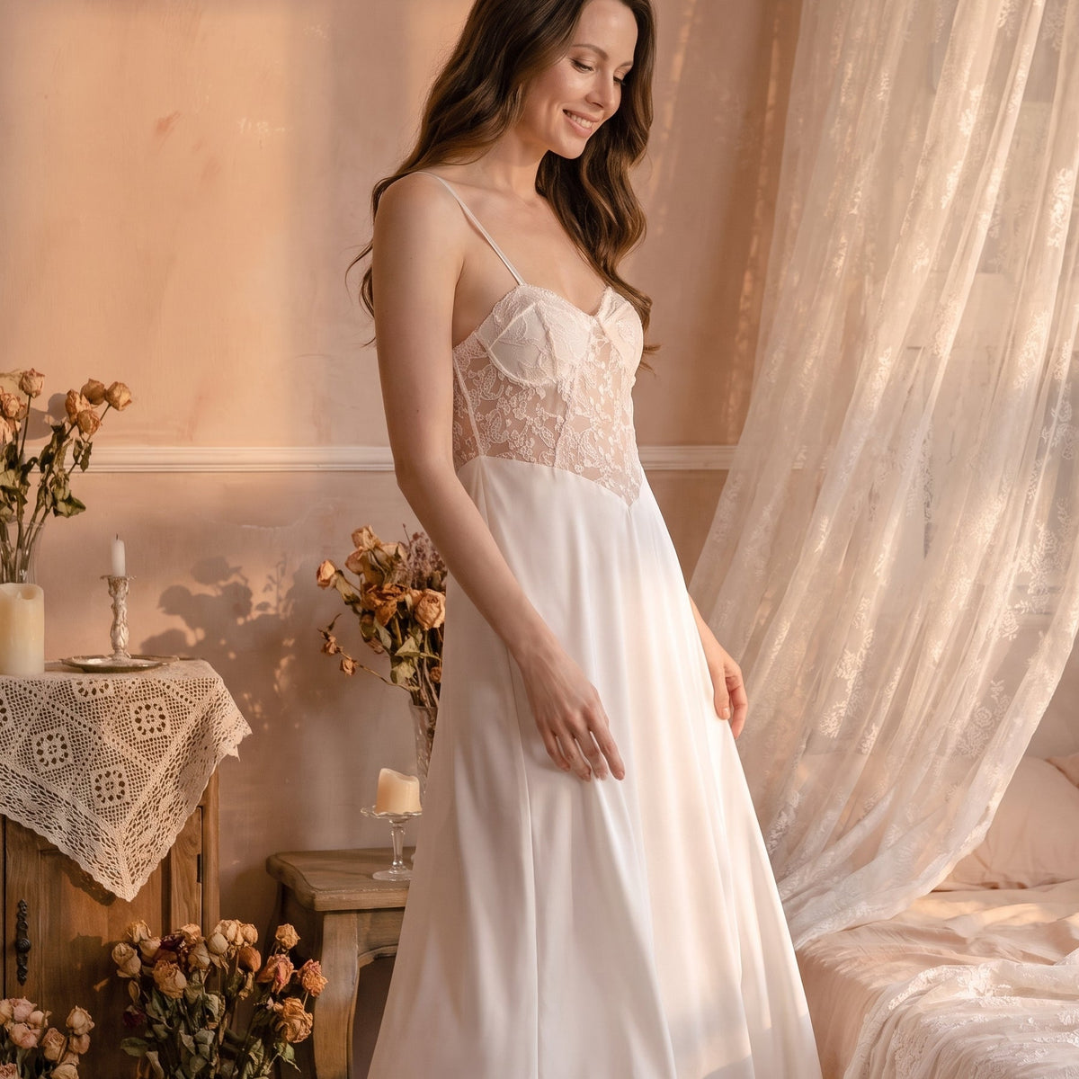 Le satin, une élégance de mariée — Longue nuisette en satin ivoire à bustier dentelle
