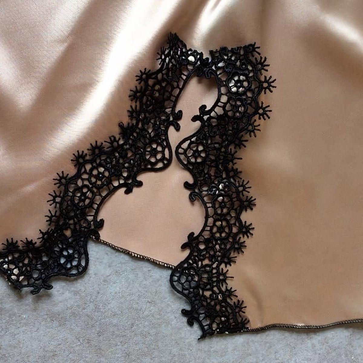 Motif de dentelle noire sur la nuisette beige Image