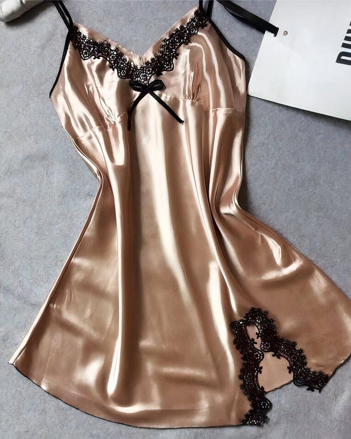 Vue entière à plat de la nuisette beige avec dentelle noire