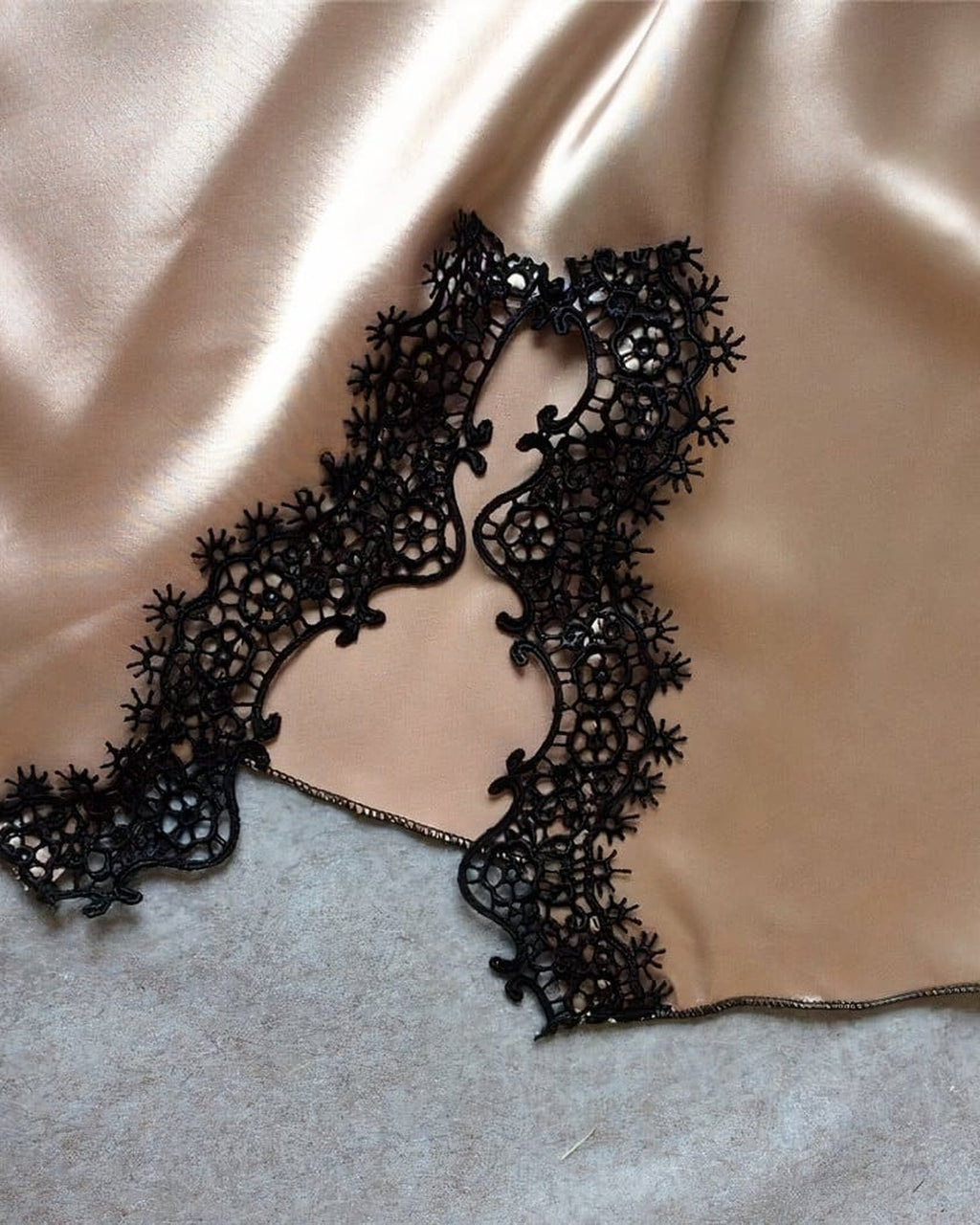 Détail de l’insert asymétrique en dentelle noire à l’ourlet