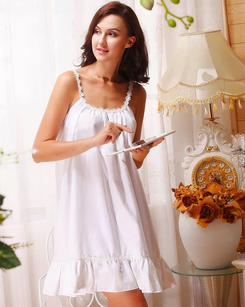 Nuisette blanche en coton à volants