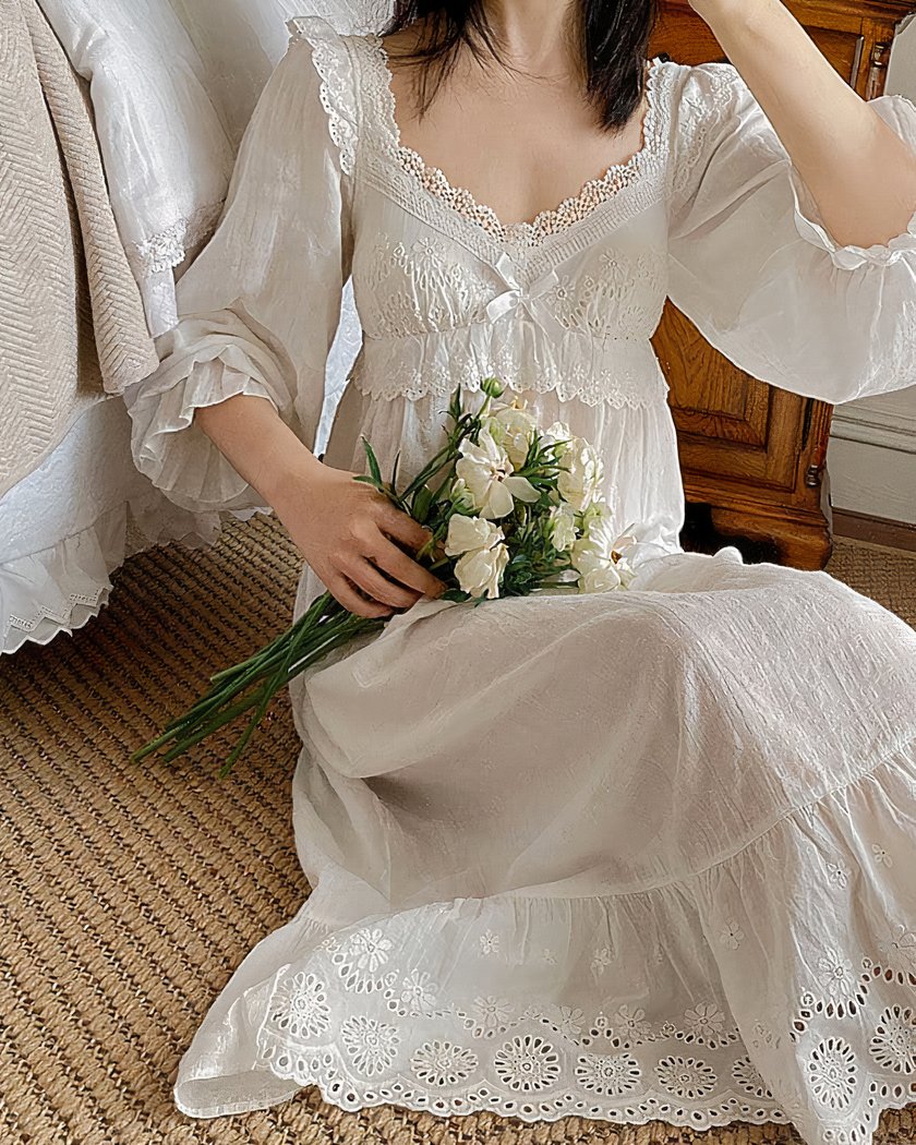 Nuisette vintage en coton et dentelle brodée