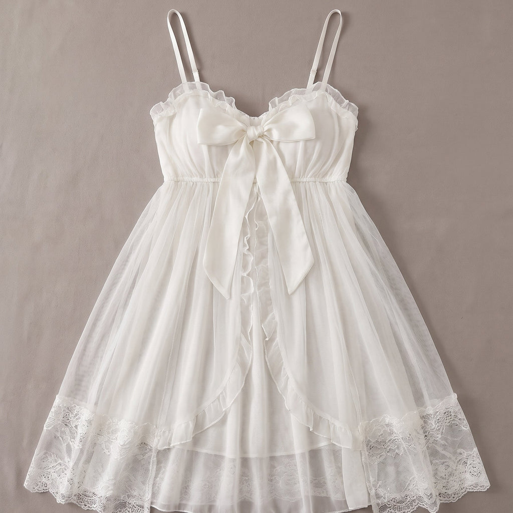 Un romantisme vintage et éthéré — Nuisette Babydoll Blanche à Noeud et Sur-Robe en Dentelle