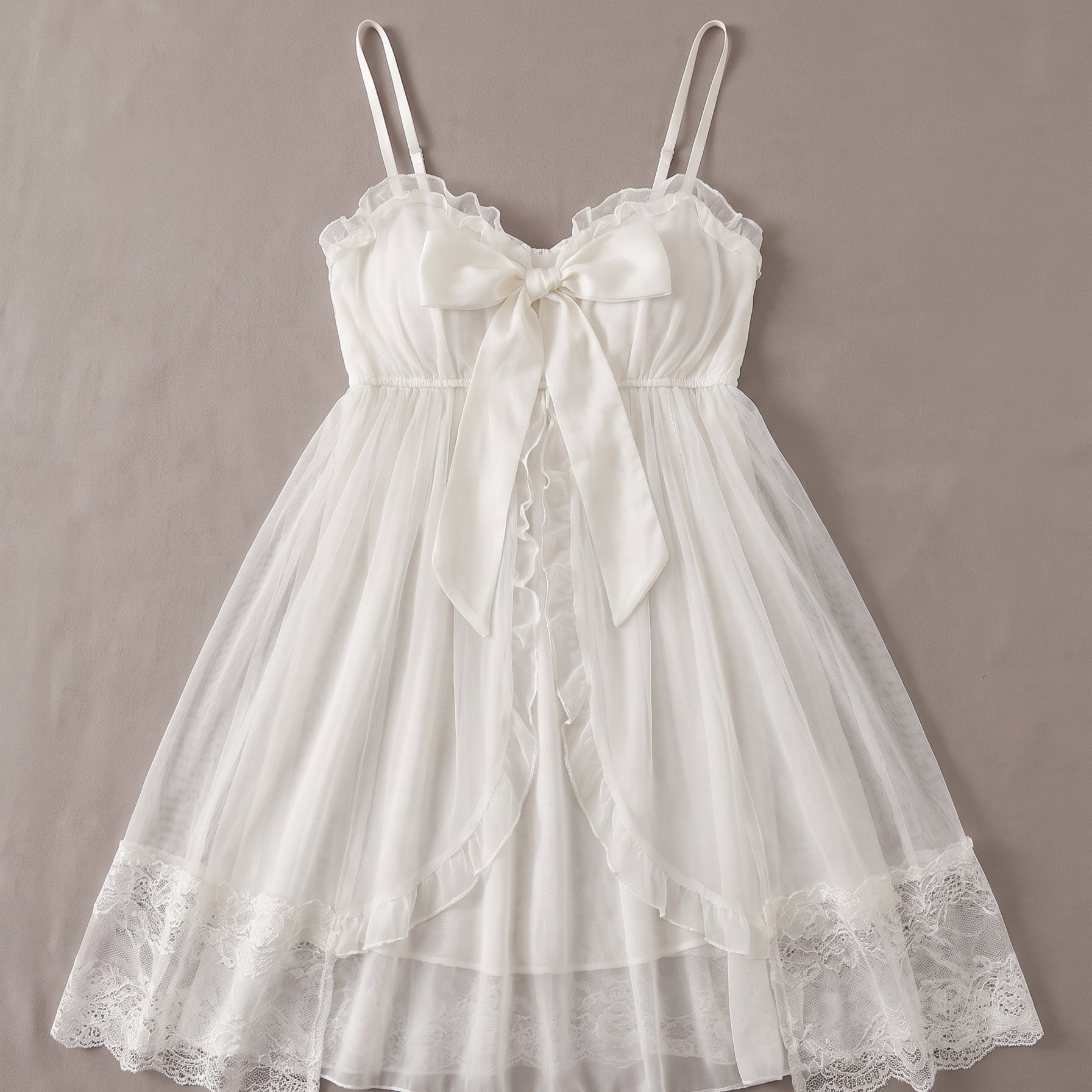 Un romantisme vintage et éthéré — Nuisette Babydoll Blanche à Noeud et Sur-Robe en Dentelle Image