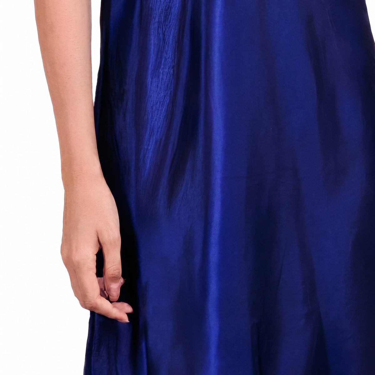 Drape fluide du satin bleu nuit de la nuisette, mouvement et legerete