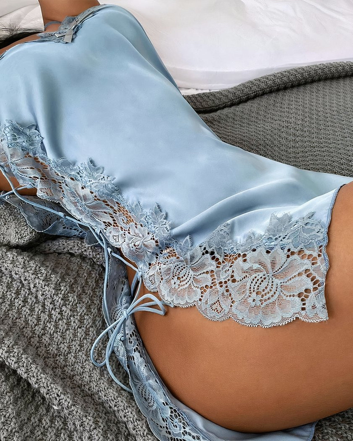 Le satin et la dentelle vus de près sur la hanche
