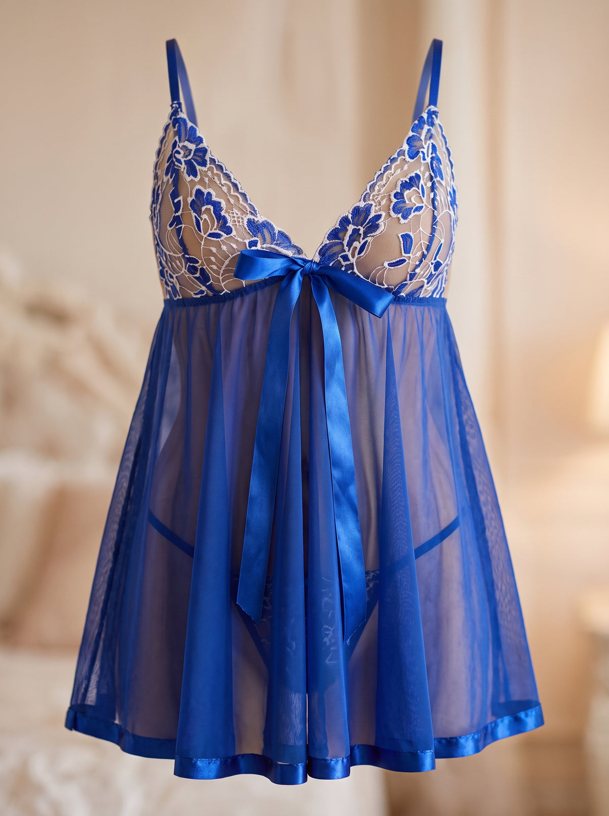Nuisette bleu électrique vue de face sans mannequin, deux pans de voile ouverts devant et bonnets de dentelle brodée sur tulle nude