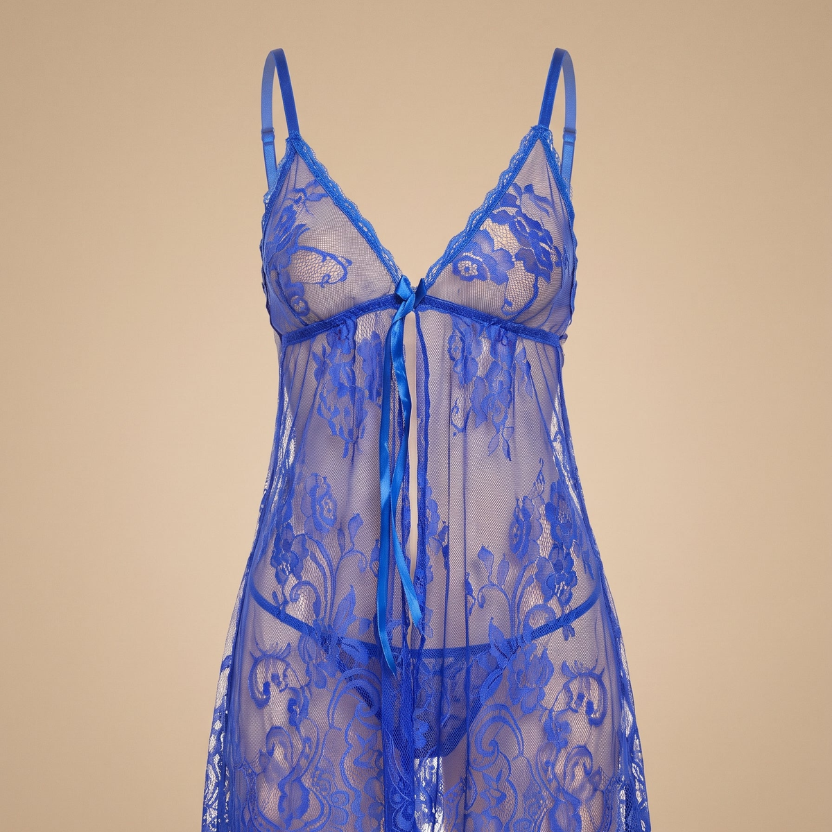 Nuisette bleue en voile transparent, vue de face sur mannequin invisible