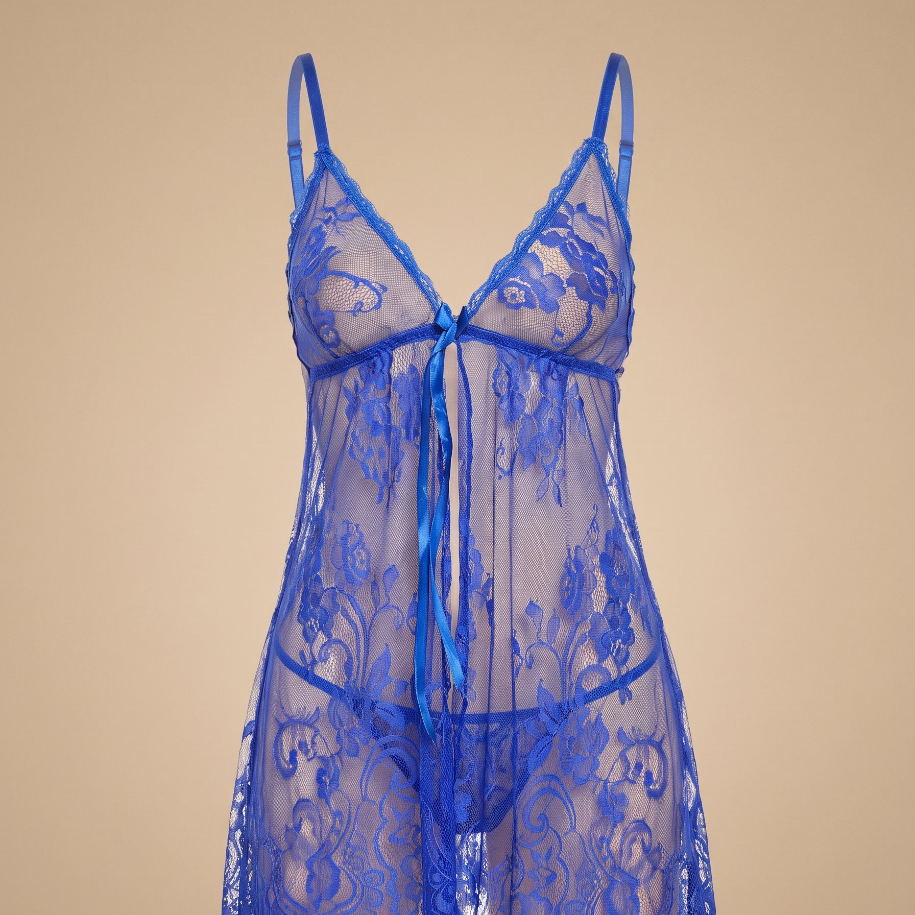 Nuisette bleue en voile transparent, vue de face sur mannequin invisible Image