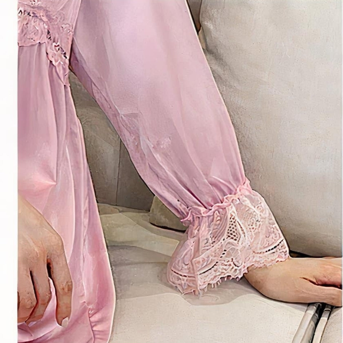 Détail des manches longues bouffantes et du poignet en dentelle volantée