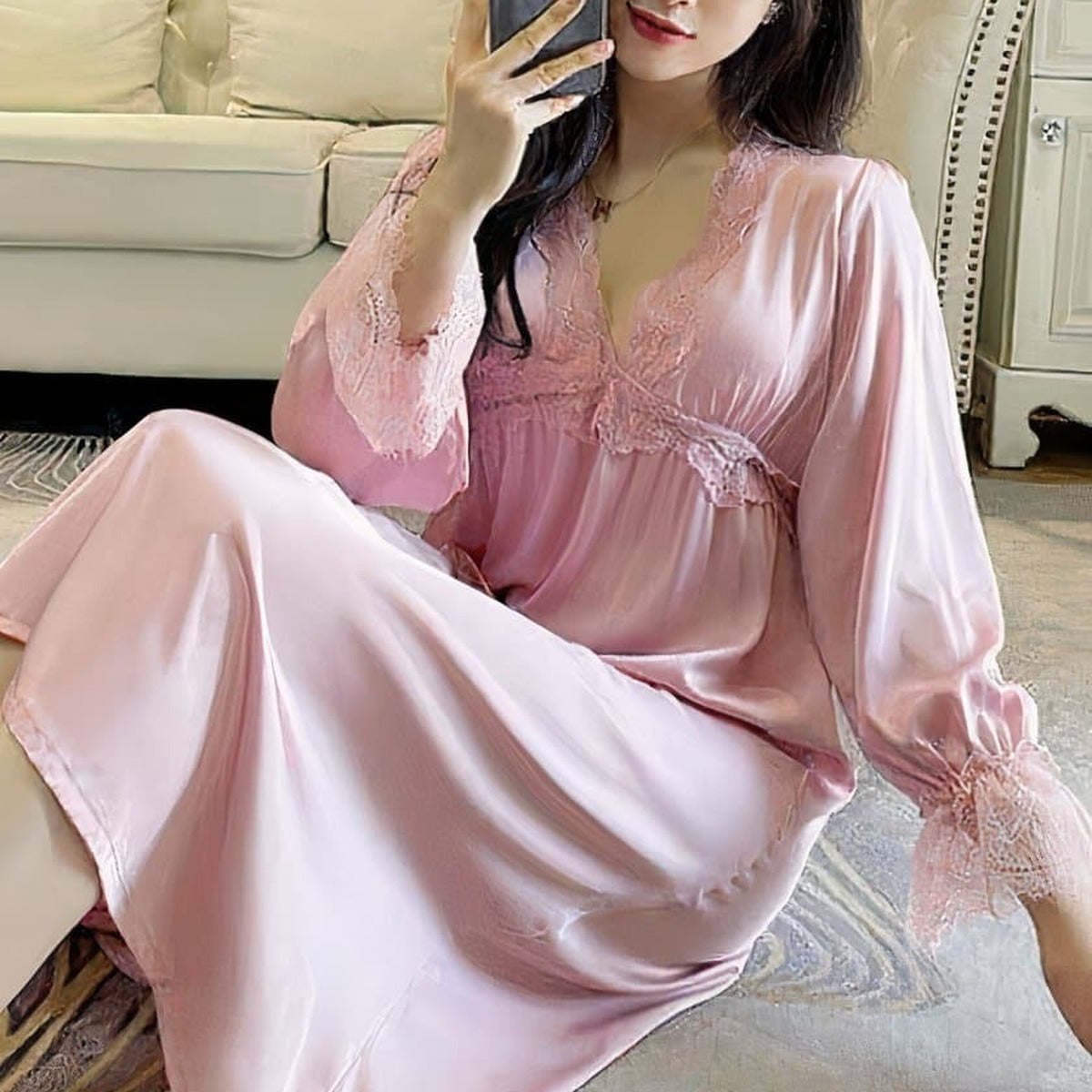 Nuisette longue en satin rose portée, tombé fluide et volant dans le bas Image