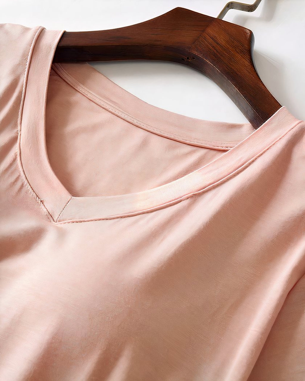 Nuisette courte rose en modal sur cintre, vue de face avec encolure en V