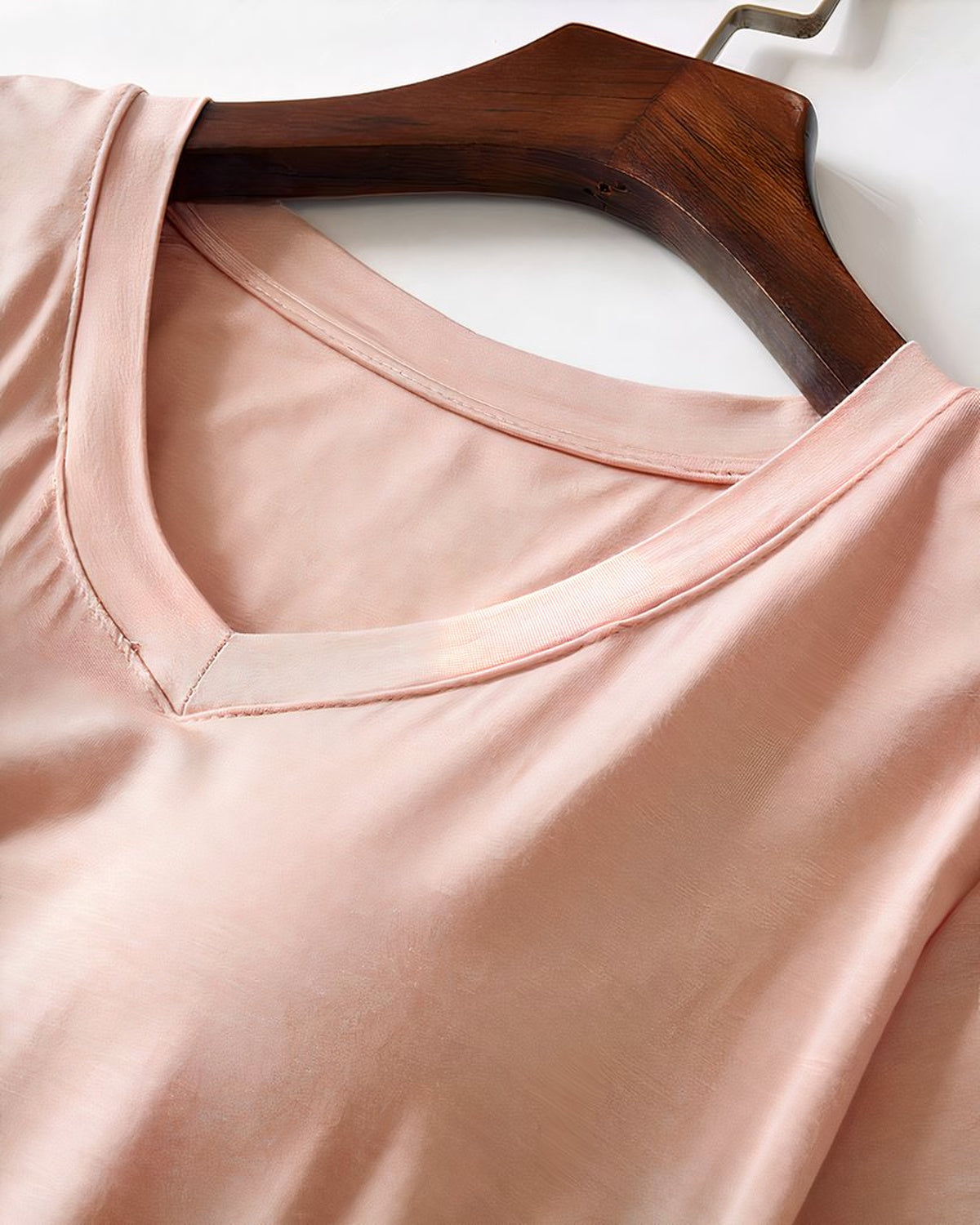 Nuisette courte rose en modal portee sur cintre, vue de face avec encolure en V