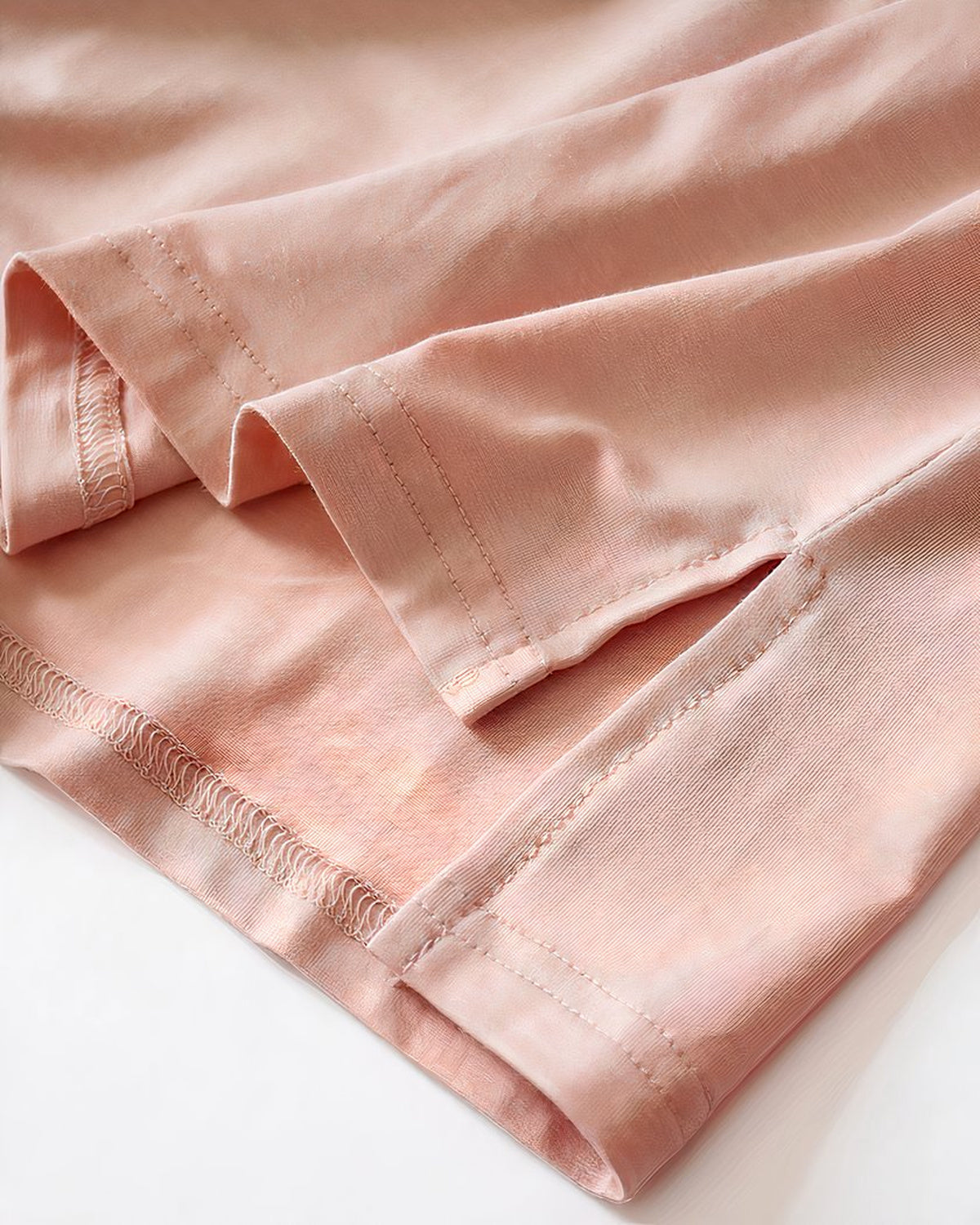 Vue de trois-quarts de la nuisette courte rose en modal sur cintre