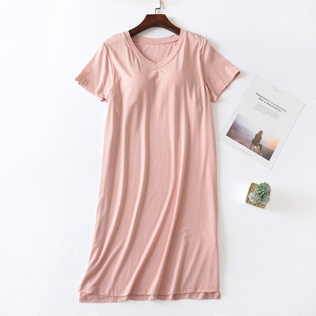 Nuisette courte rose en modal sur fond blanc, coupe droite et manches courtes