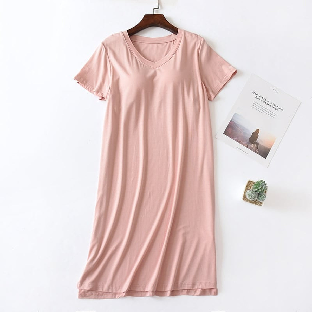 Nuisette courte rose en modal sur fond blanc, coupe droite et manches courtes