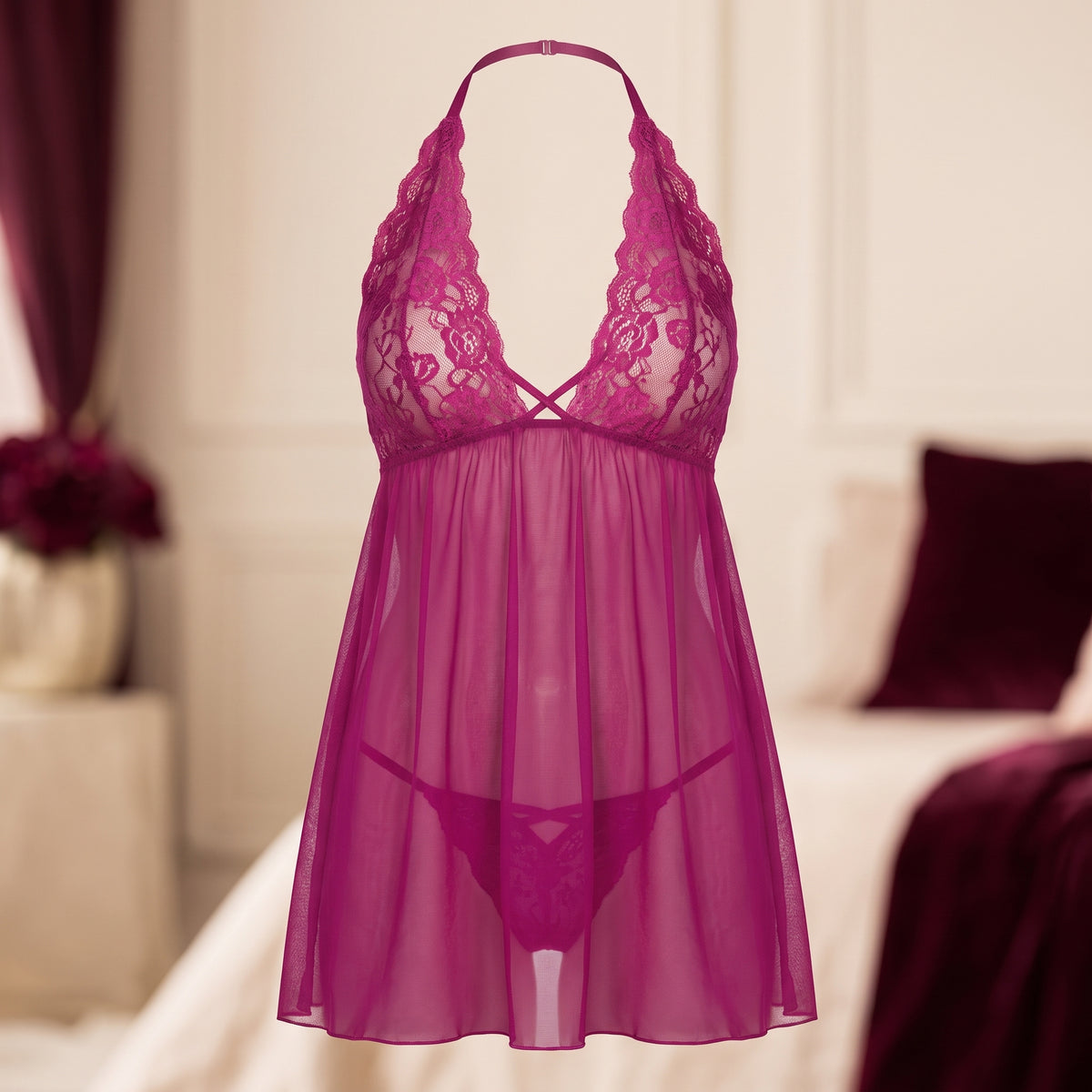 Nuisette courte dos nu rose fuchsia, vue ghost rapprochee dans un interieur boudoir