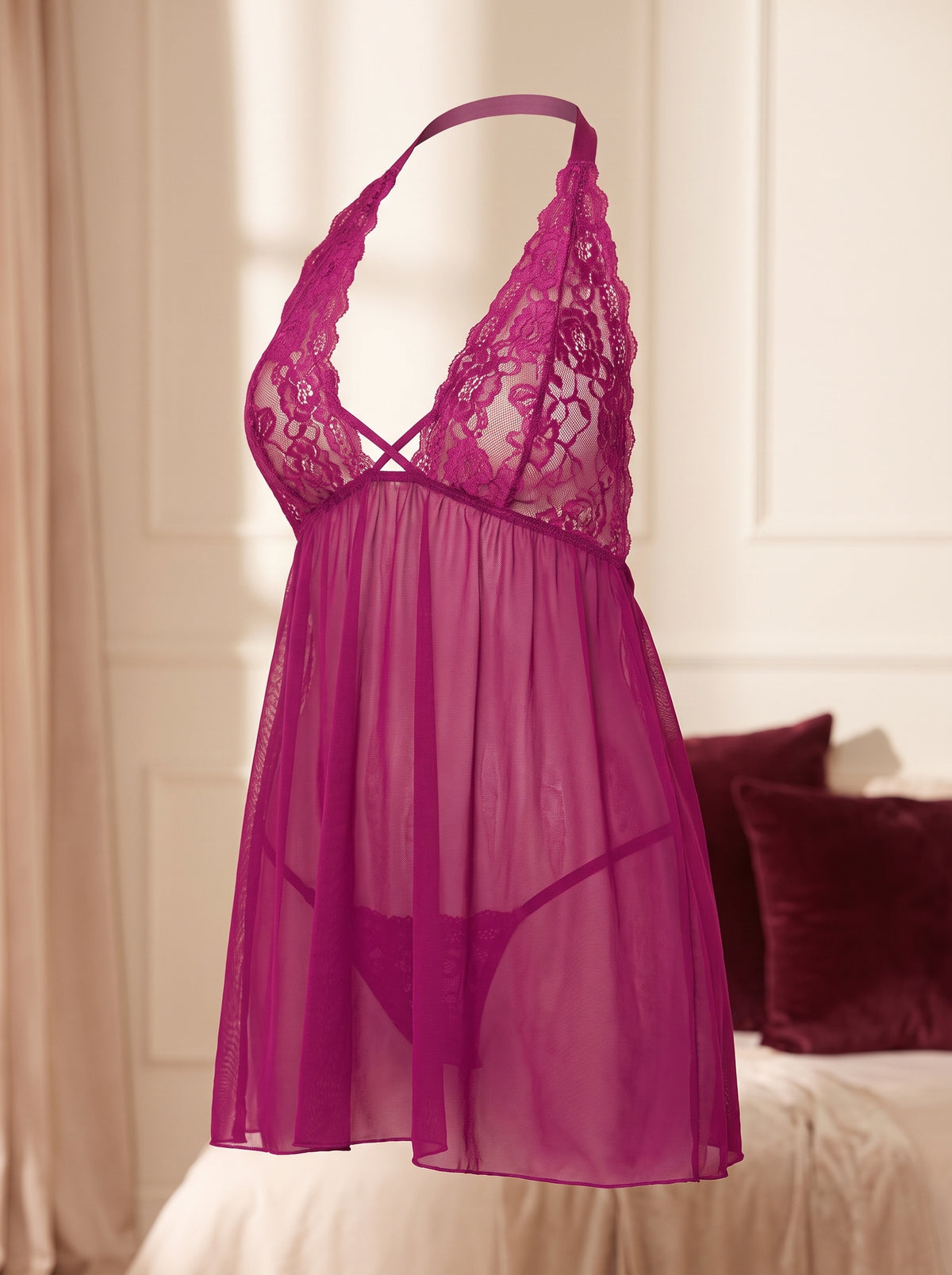 Nuisette courte dos nu rose fuchsia en mannequin invisible dans un boudoir creme