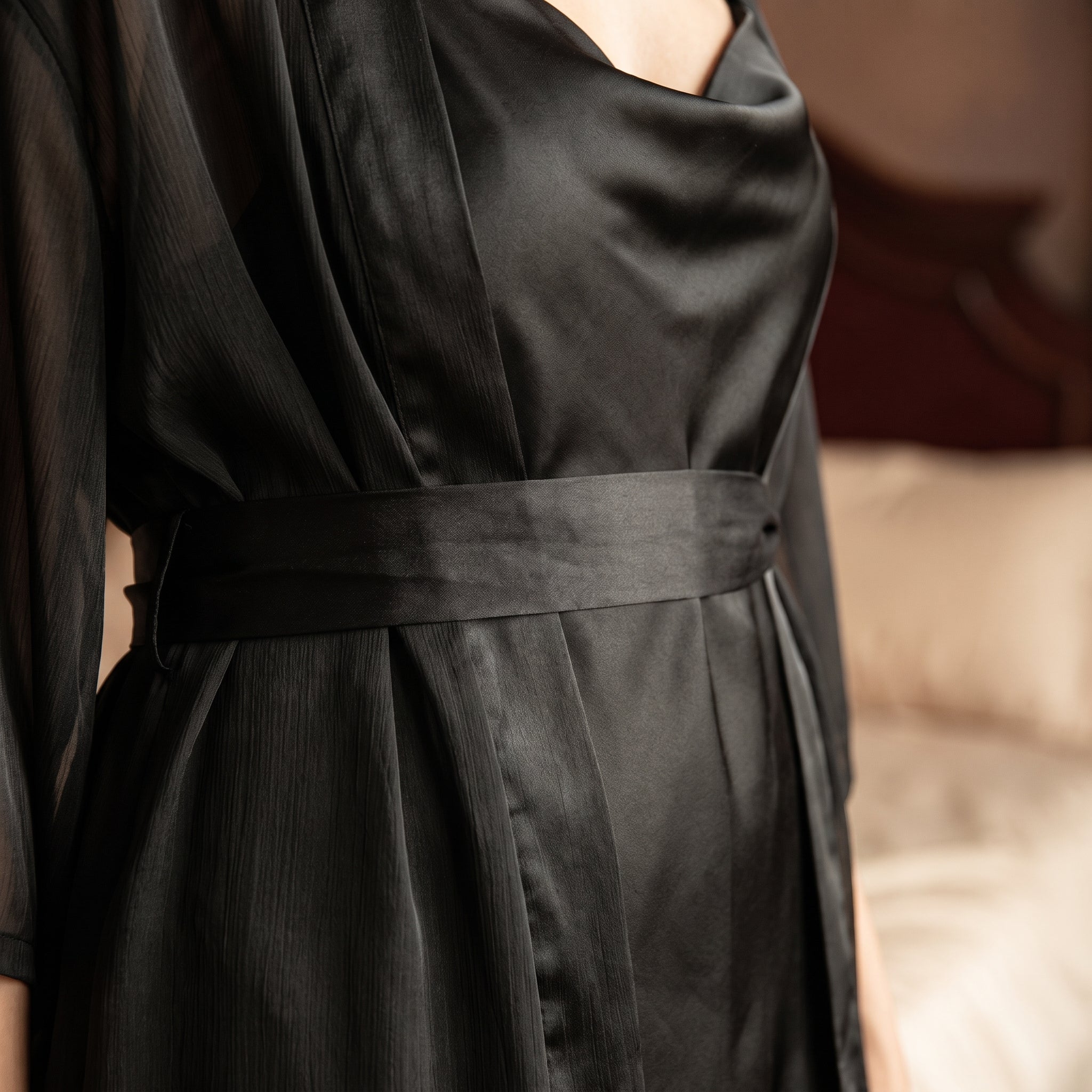 Ceinture de la nuisette courte noire qui structure la silhouette Image