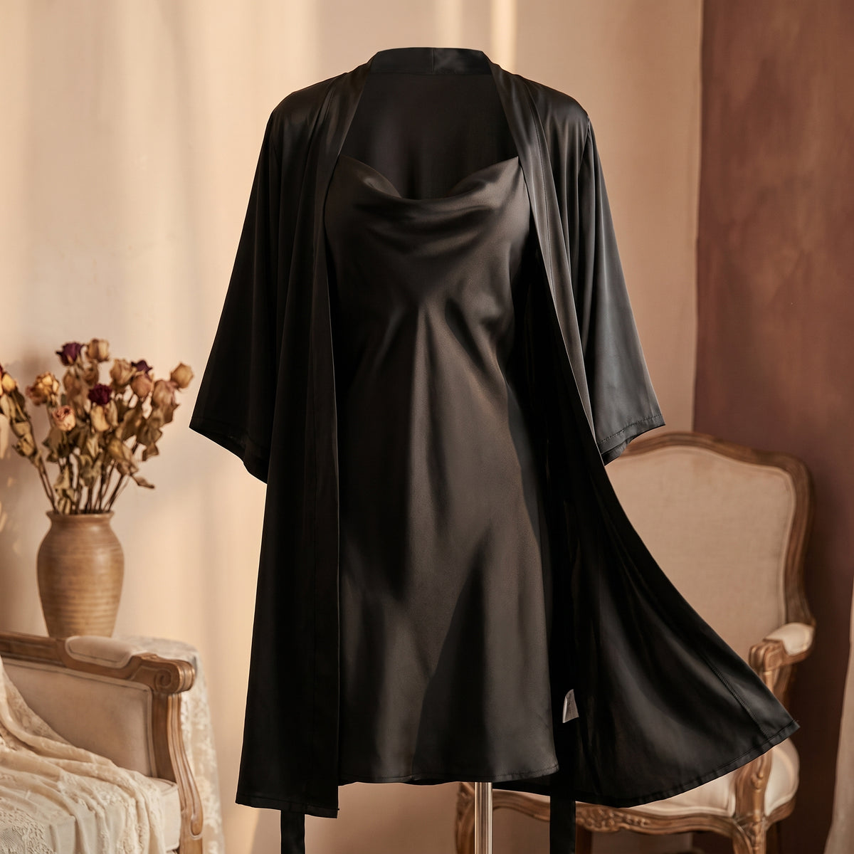 Ghost mannequin nuisette courte noire deux pièces en satin, peignoir ouvert, col drapé