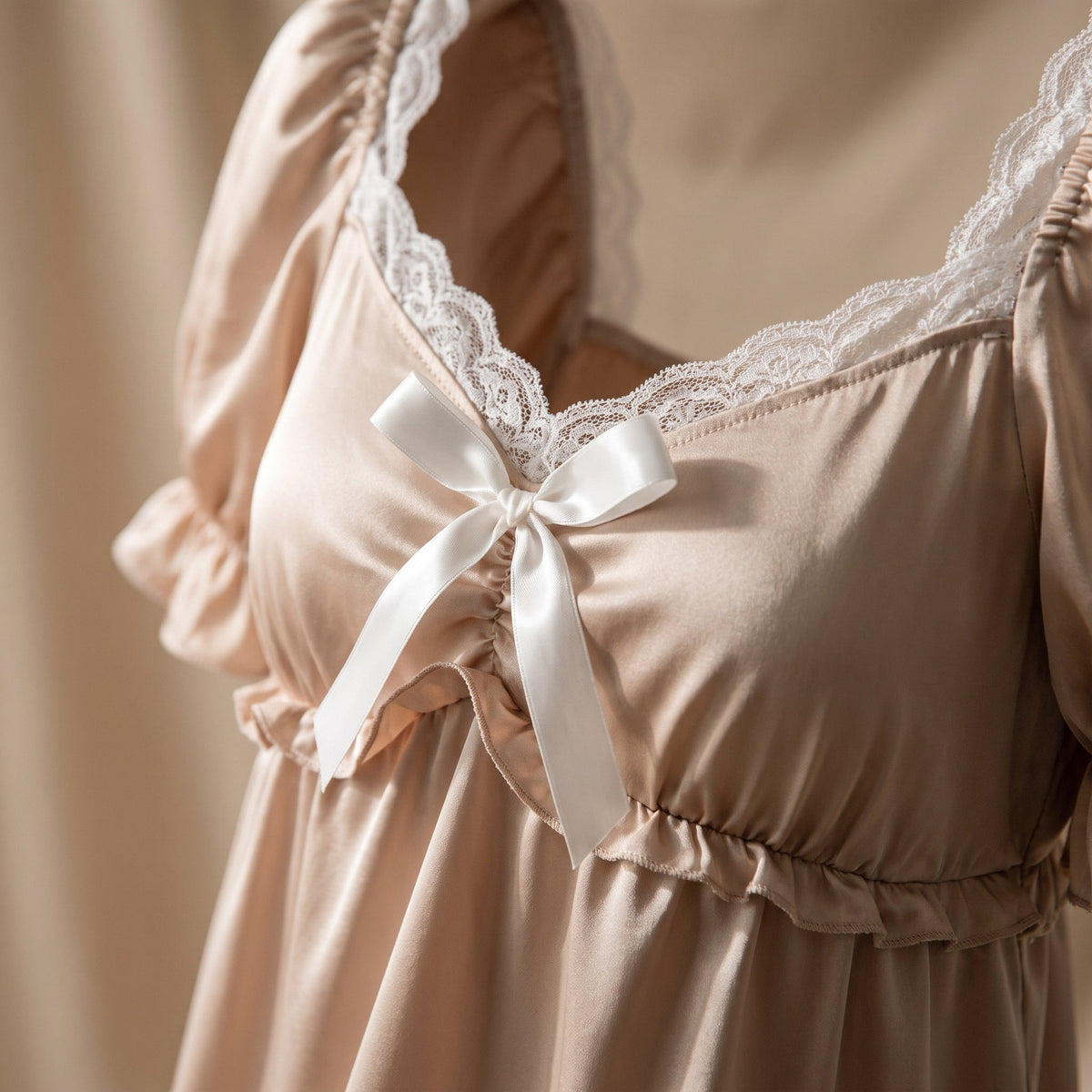 Detail noeud ruban dentelle nuisette satin champagne