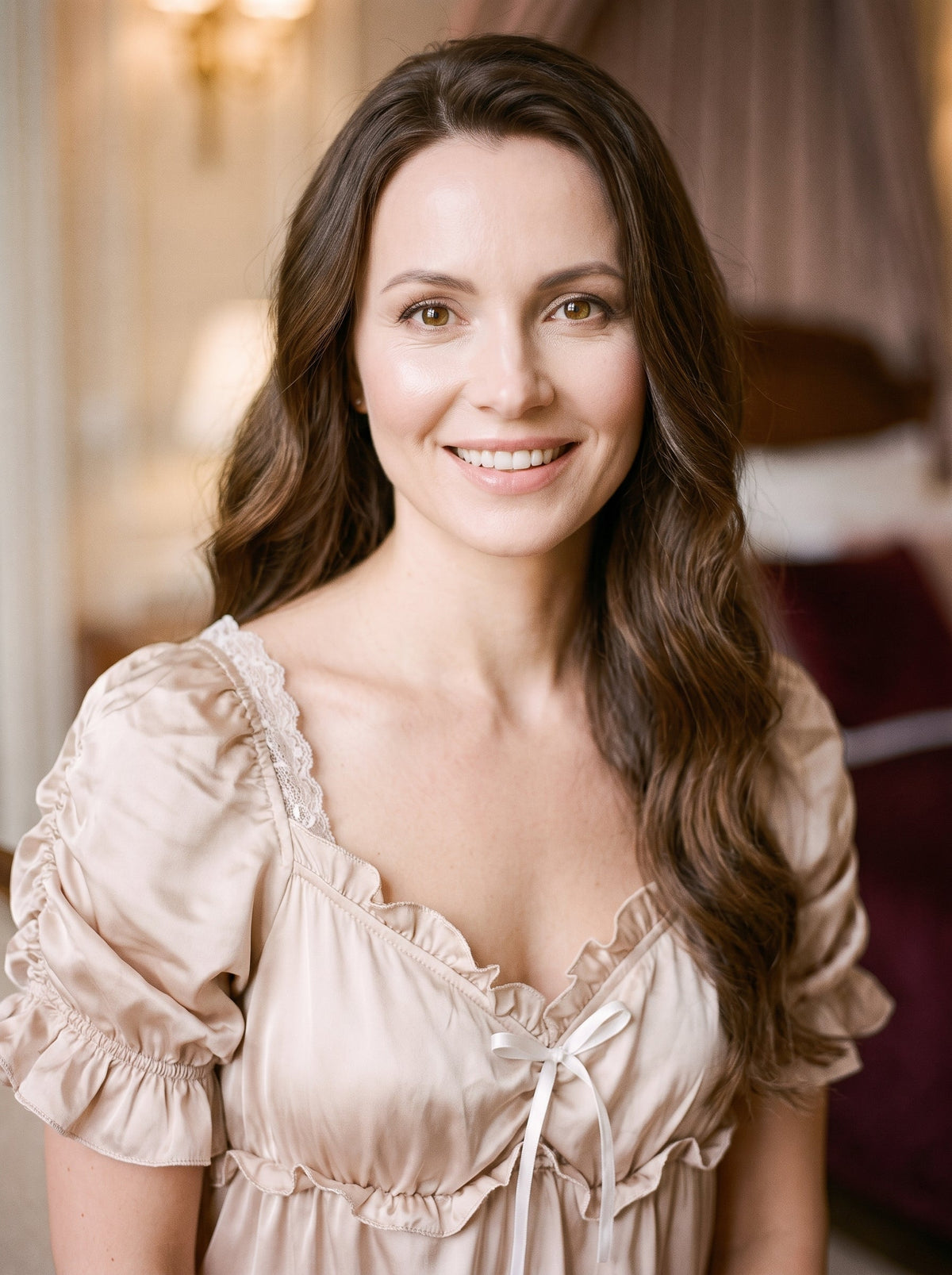Nuisette longue en satin champagne portee modele souriant