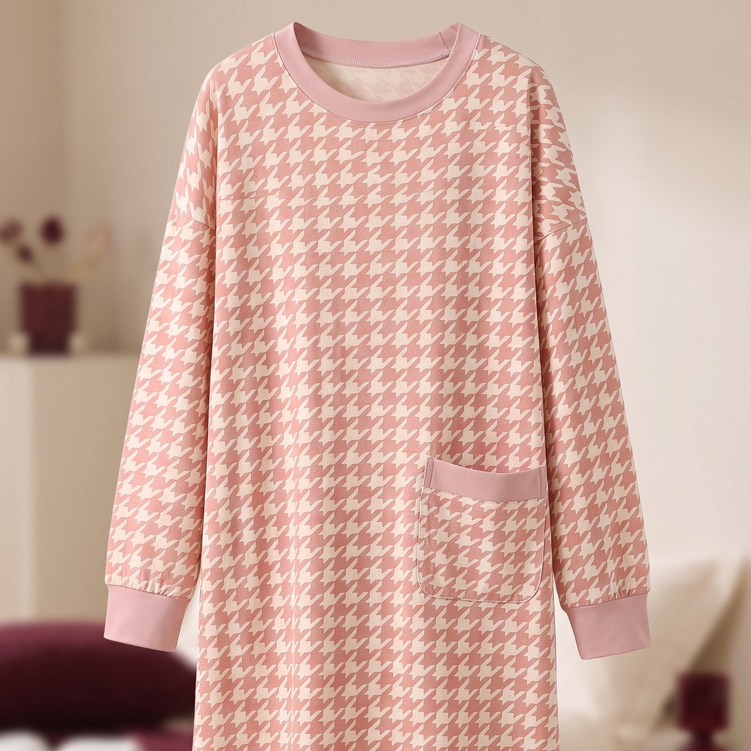 Encolure ronde et haut de la chemise de nuit rose pied-de-poule Image