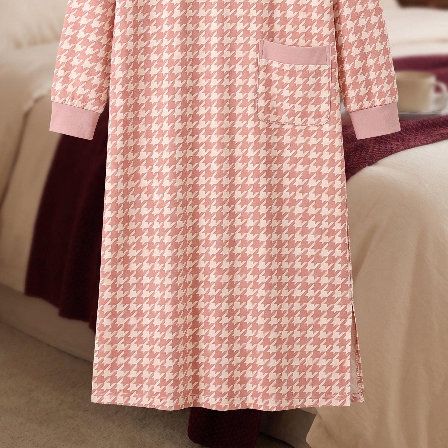 Ourlet et fente latérale de la chemise de nuit rose pied-de-poule Image