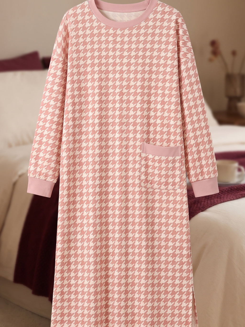 Encolure, poignets et poche de la chemise de nuit rose pied-de-poule
