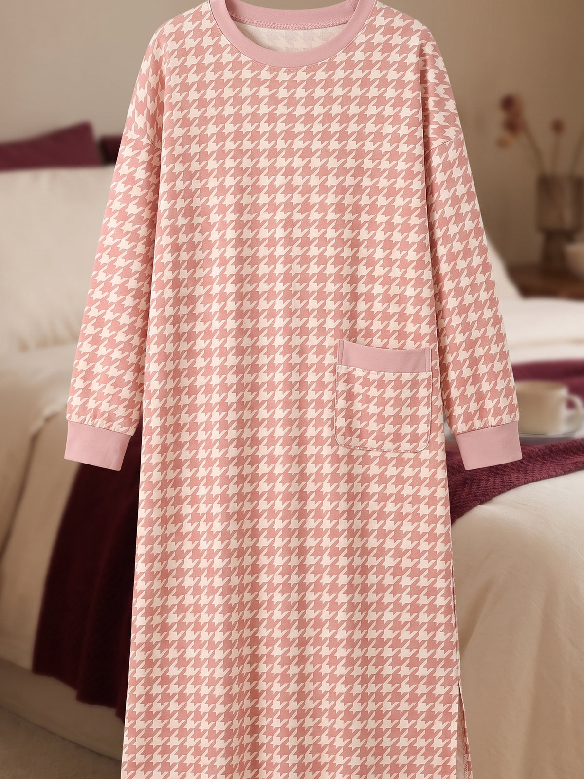 Encolure, poignets et poche de la chemise de nuit rose pied-de-poule