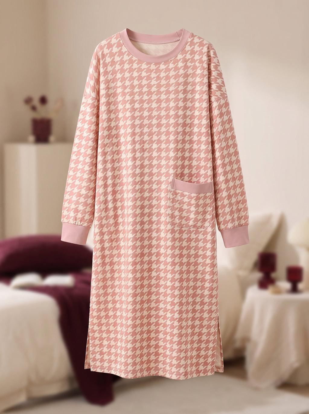 Chemise de nuit longue rose à motif pied-de-poule sur mannequin invisible