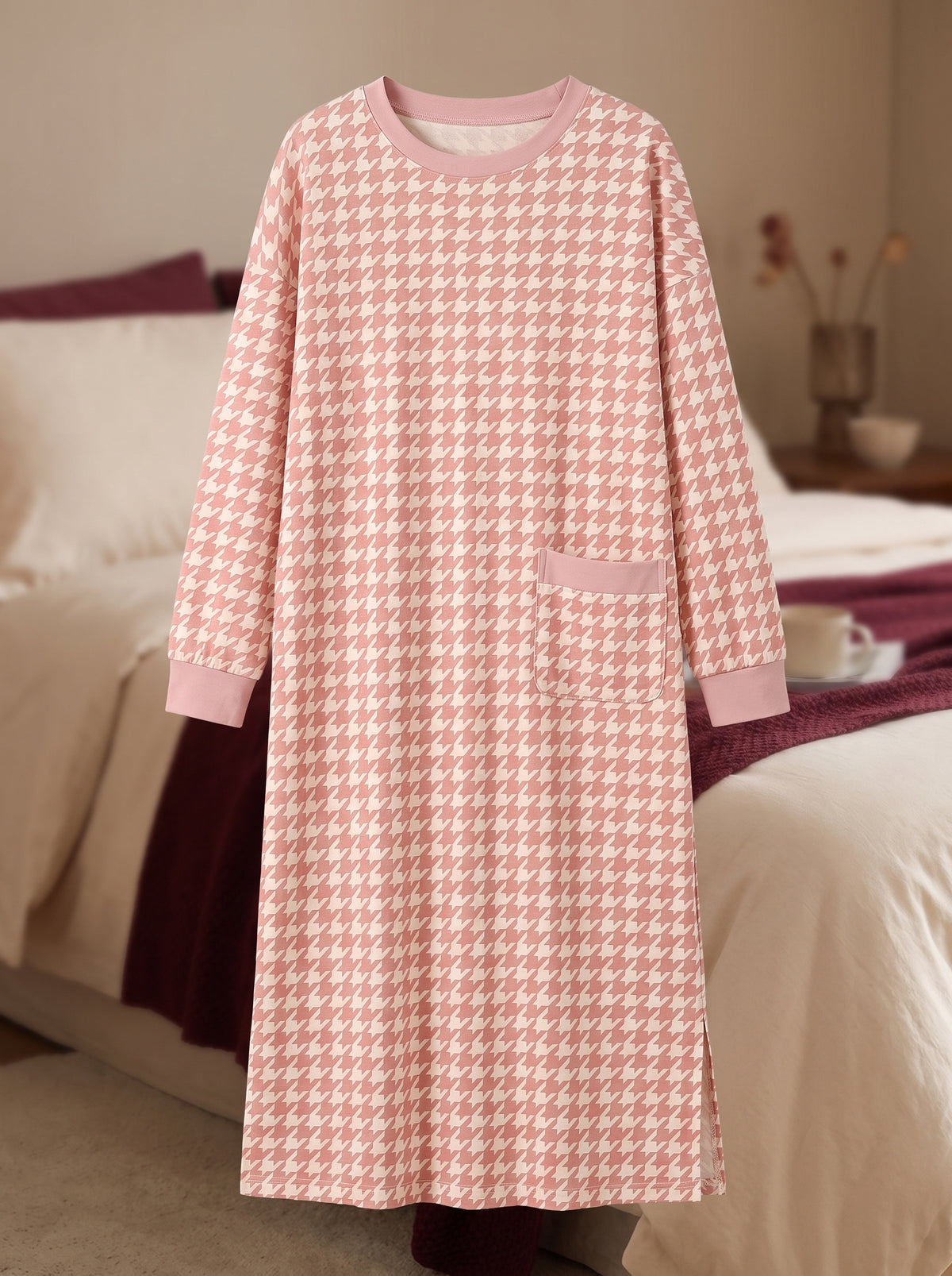 Chemise de nuit longue rose à motif pied-de-poule présentée seule