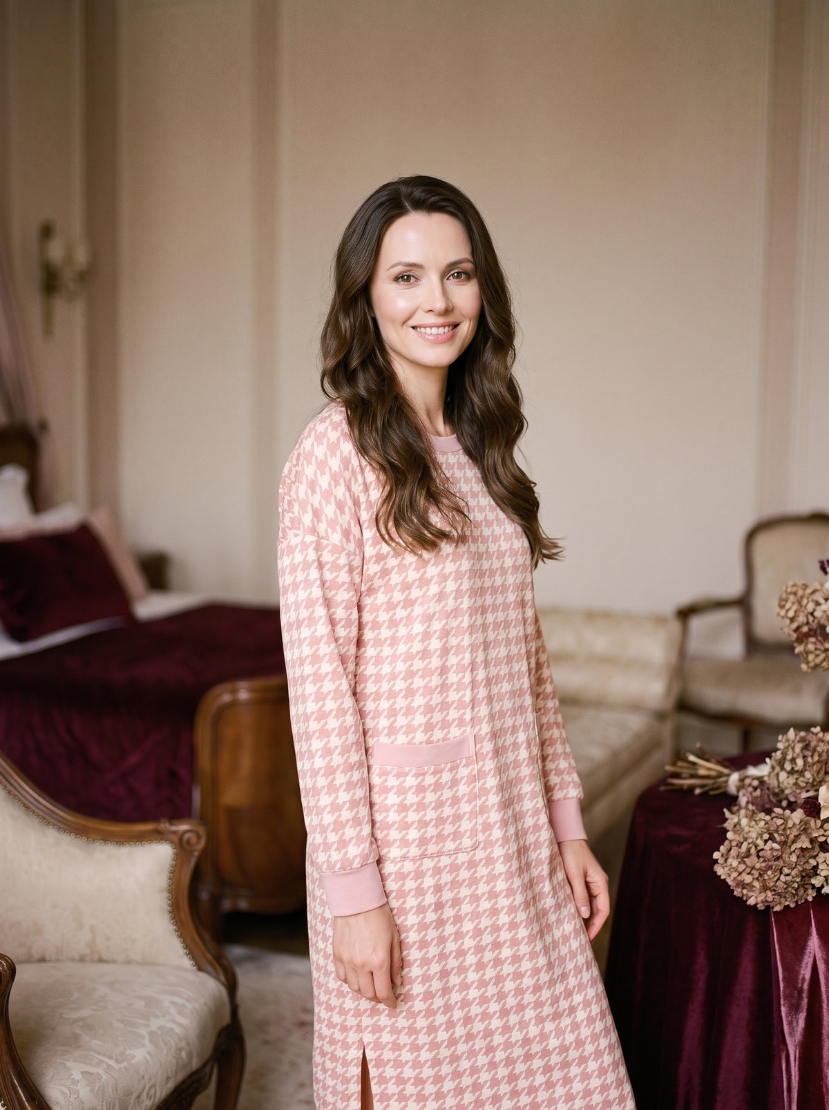 Chemise de nuit rose pied-de-poule portée par une femme brune souriante au visage entier