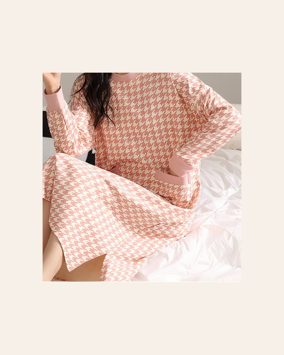 Détail porté de la chemise de nuit rose pied-de-poule, cadré sans visage