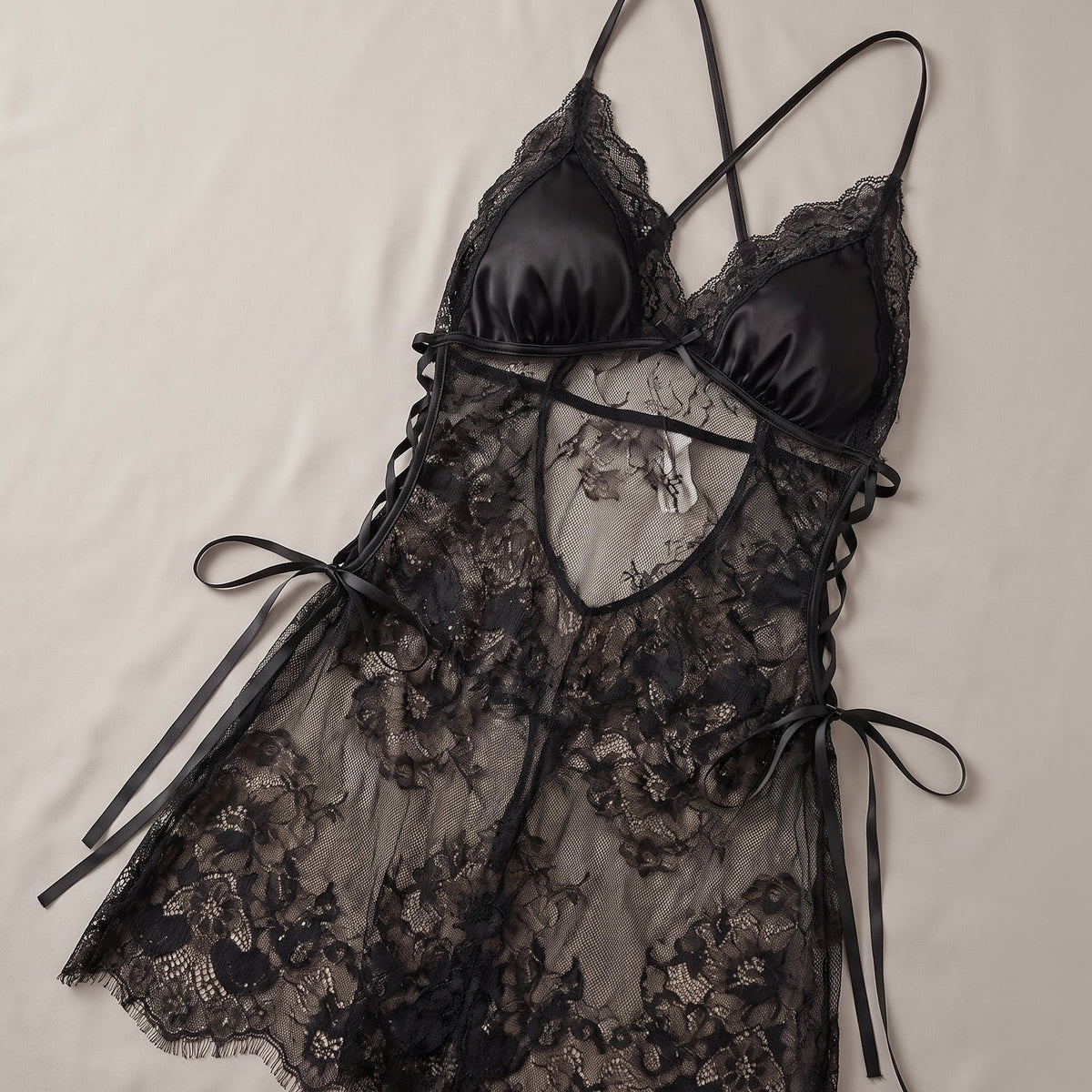 Le satin et la dentelle noire — Nuisette Babydoll Noire en Satin et Dentelle Fendue