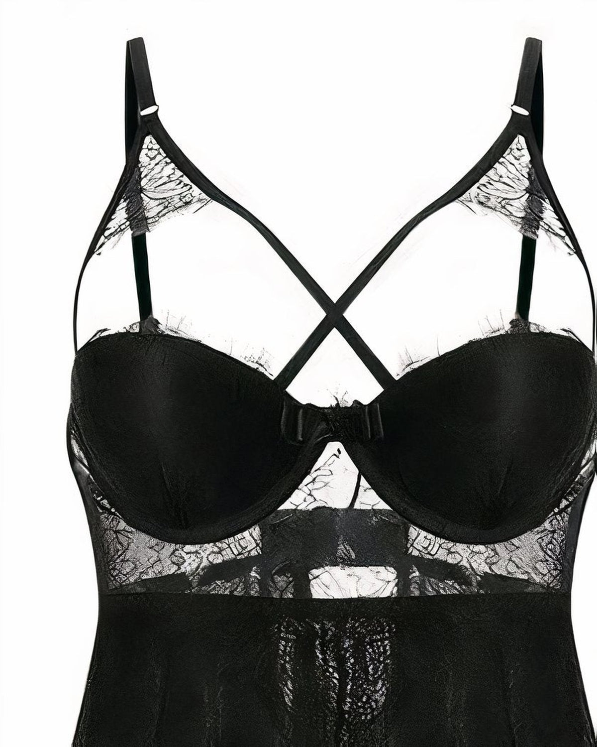Gros plan sur le décolleté en dentelle et les bretelles croisées de la nuisette noire