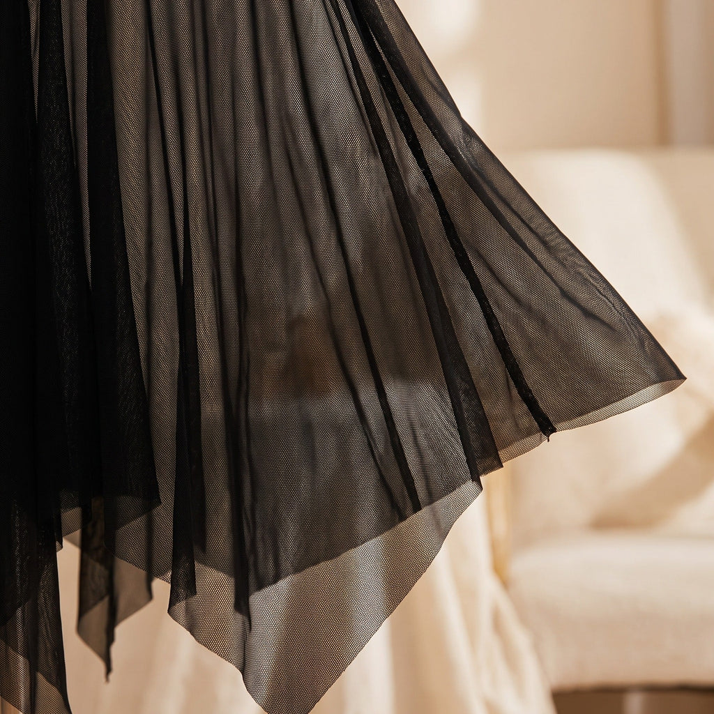 Mouvement de l’ourlet asymétrique en voile noir transparent de la nuisette