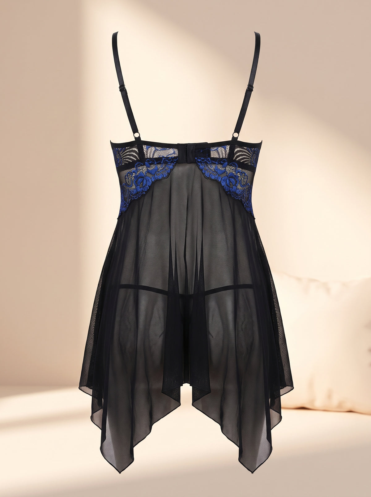 Nuisette noire et bleue vue de dos, effet ghost mannequin
