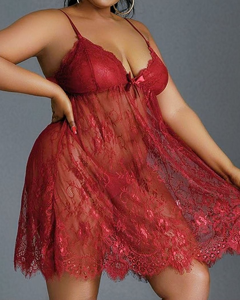 Nuisette babydoll en dentelle rouge bordeaux portée, main sur la hanche, jupe évasée