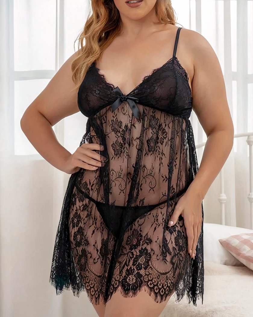 Nuisette babydoll en dentelle noire portée de face dans une chambre claire