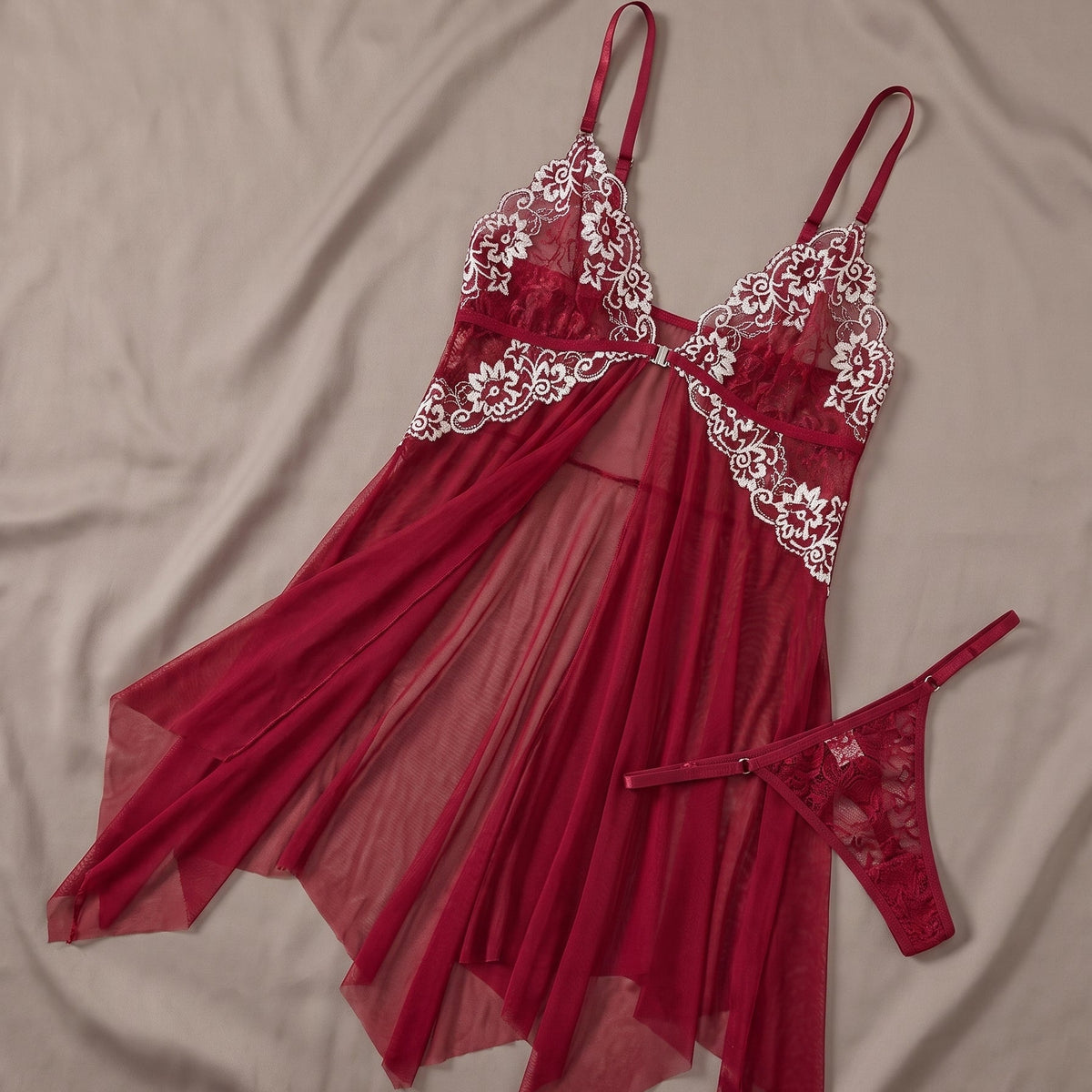 L'audace d'un mesh rouge transparent — Nuisette Rouge en Mesh Transparent à Fermeture Frontale