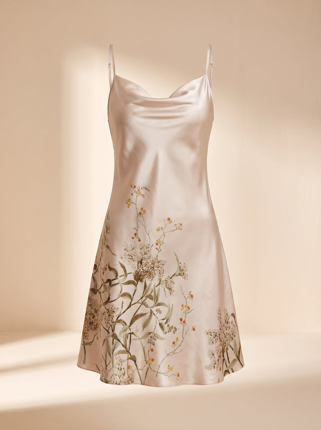 Vue entière sur mannequin invisible de la nuisette satin beige à imprimé floral