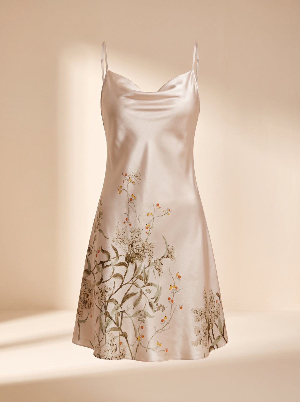 Vue entière sur mannequin invisible de la nuisette satin beige à imprimé floral