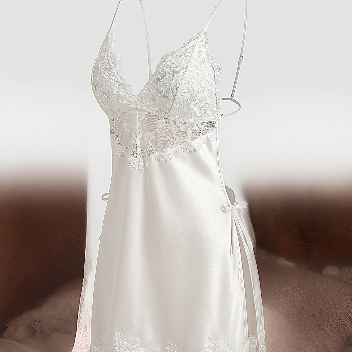 Le blanc, pureté et sensualité — Nuisette en satin blanc à dentelle, dos nu et fendue