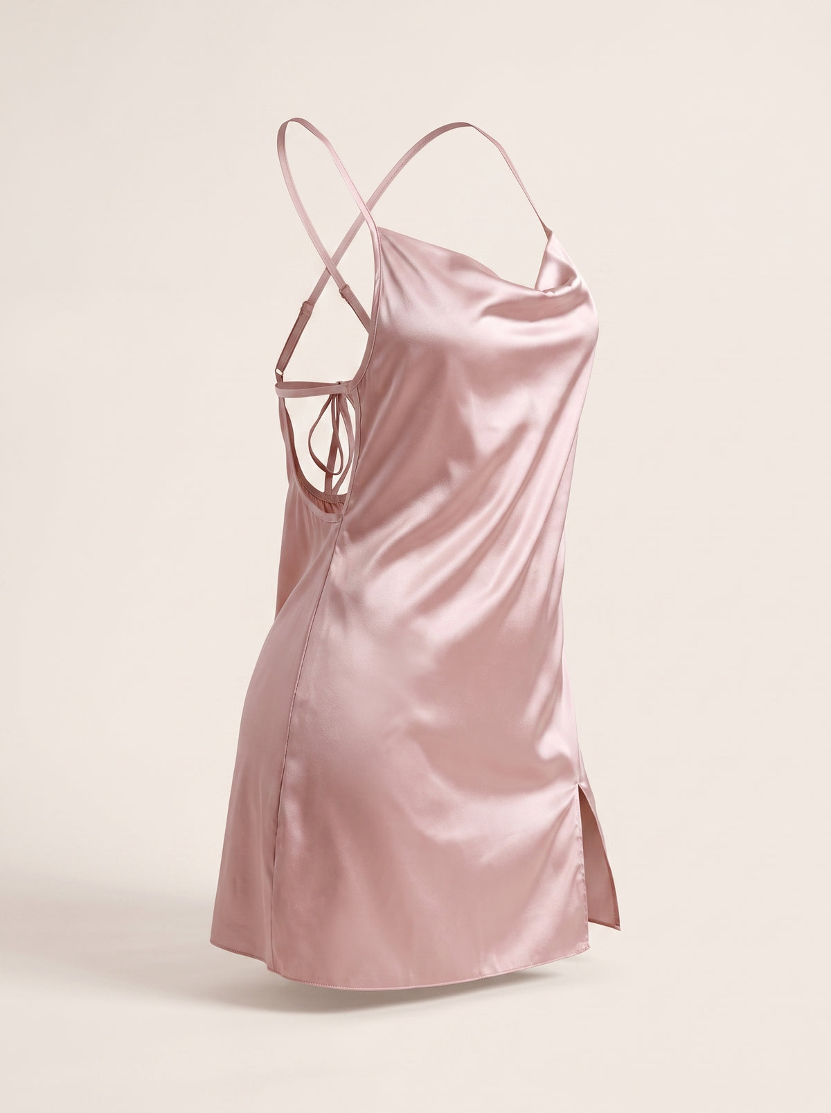 Nuisette en satin rose portée, décolleté drapé et dos croisé visibles, fond beige
