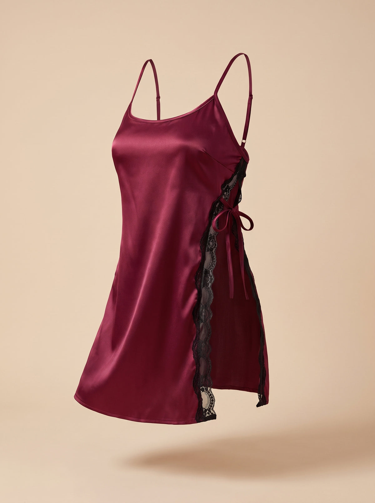 Nuisette en satin bordeaux effet mannequin invisible, fente latérale bordée de dentelle noire