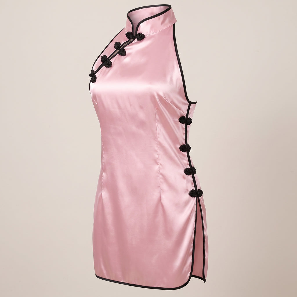 Coupe pres du corps et fente laterale de la nuisette qipao en satin rose, mannequin invisible