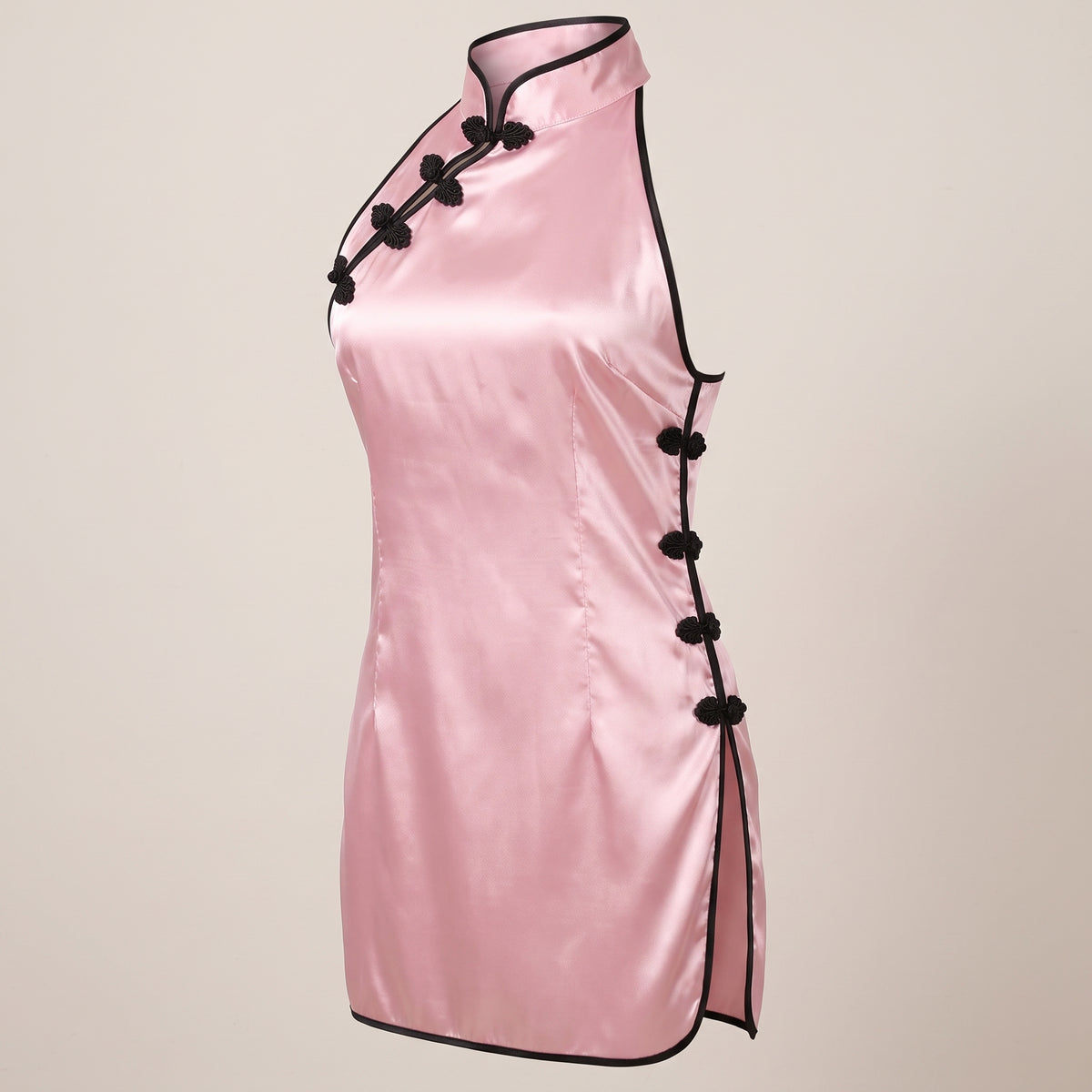 Coupe pres du corps et fente laterale de la nuisette qipao en satin rose, mannequin invisible