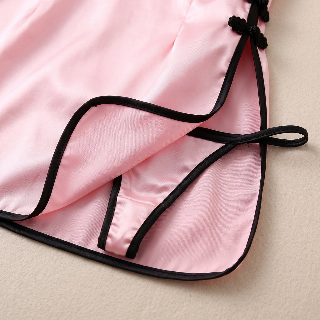 Ensemble nuisette qipao et string assorti en satin rose, detail du galon contraste